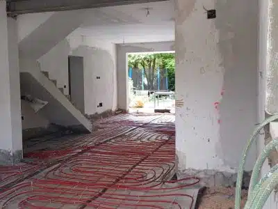 חימום תת רצפתי מול מזגן: מי יותר חסכוני ונעים